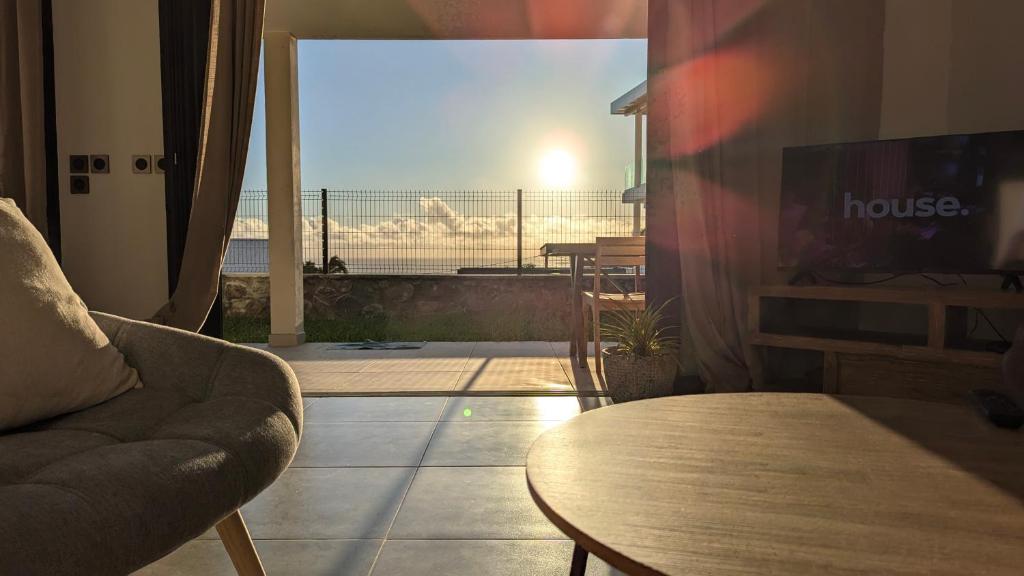 Posezení v ubytování SUNSET L'argonaute T3 70 m2 jardin et terrasse vue lagon