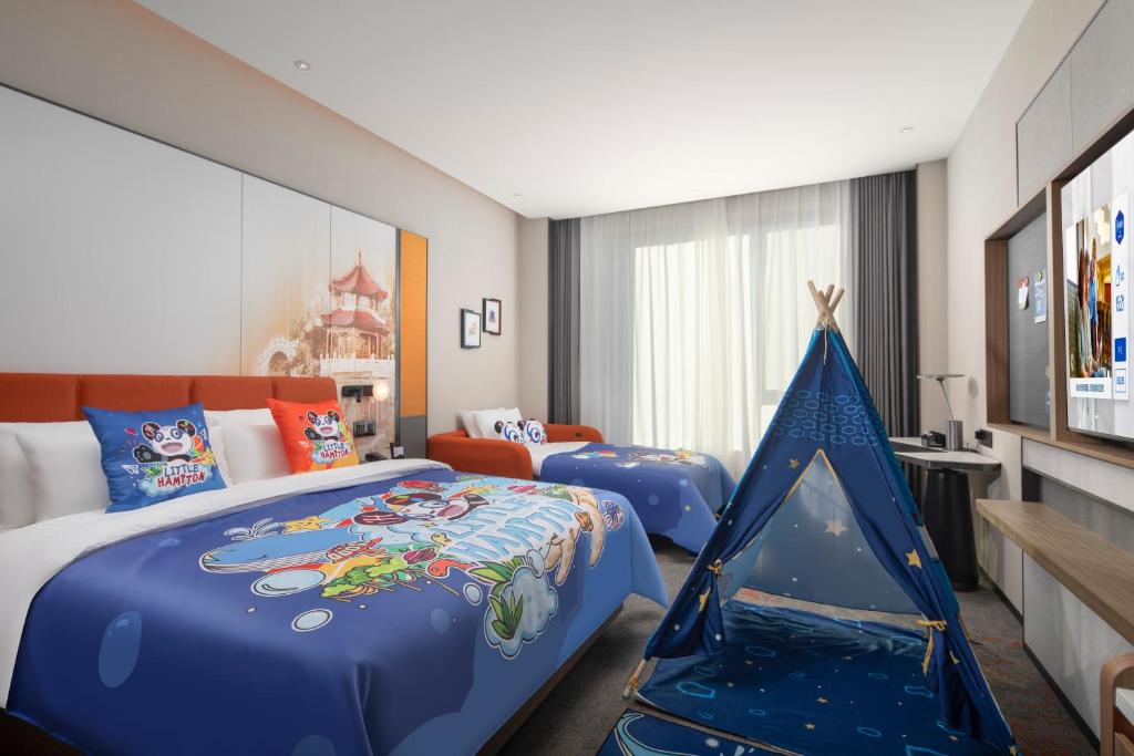 Postel nebo postele na pokoji v ubytování Hampton by Hilton Baoding High-tech Zone