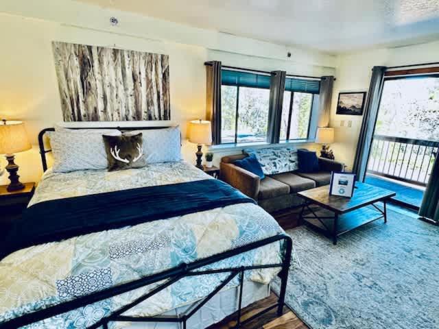une chambre avec un grand lit et un canapé dans l'établissement Inside Yosemite Park-Cozy Corner Unit-Sleeps 2, à Yosemite West