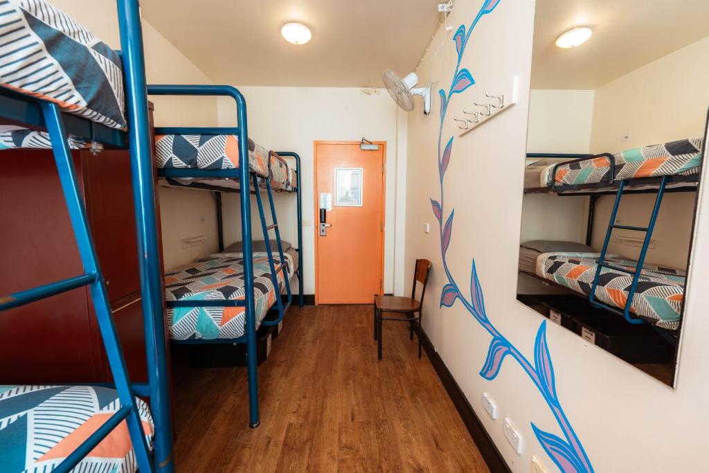 Palanda nebo palandy na pokoji v ubytování Flinders Backpackers
