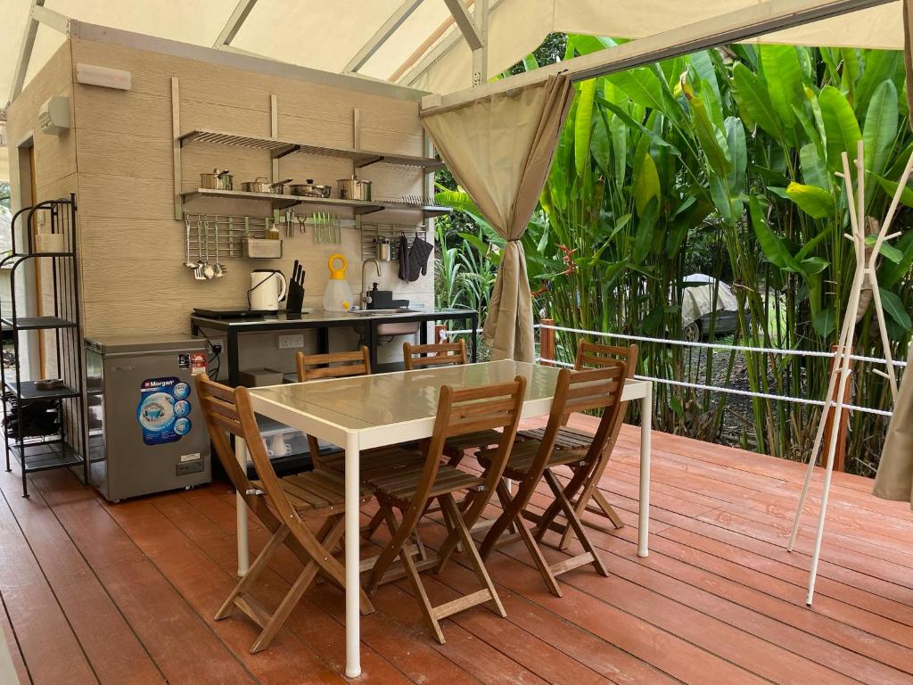 Kuchyň nebo kuchyňský kout v ubytování Canopy Villa Glamping Park