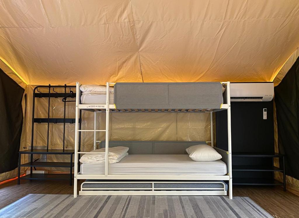 Postel nebo postele na pokoji v ubytování Canopy Villa Glamping Park