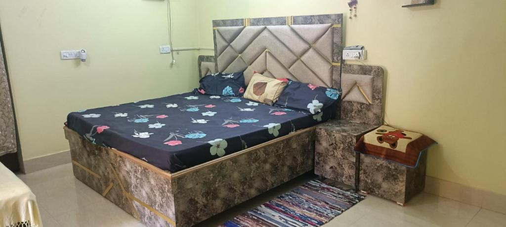 a bed in a room with a bedskirtspectspectspectspectspects at sushma's homestay in Prayagraj