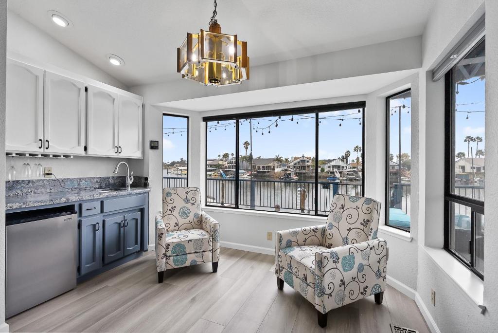 Photo inspiration: Picture Idea: Luxury Waterfront Oasis With Private Boat Dock Home Discovery Bay