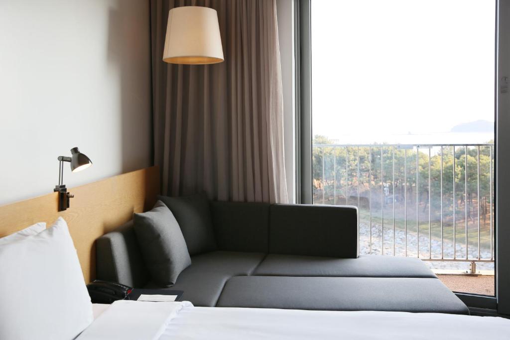 Postel nebo postele na pokoji v ubytování Nest Hotel Incheon
