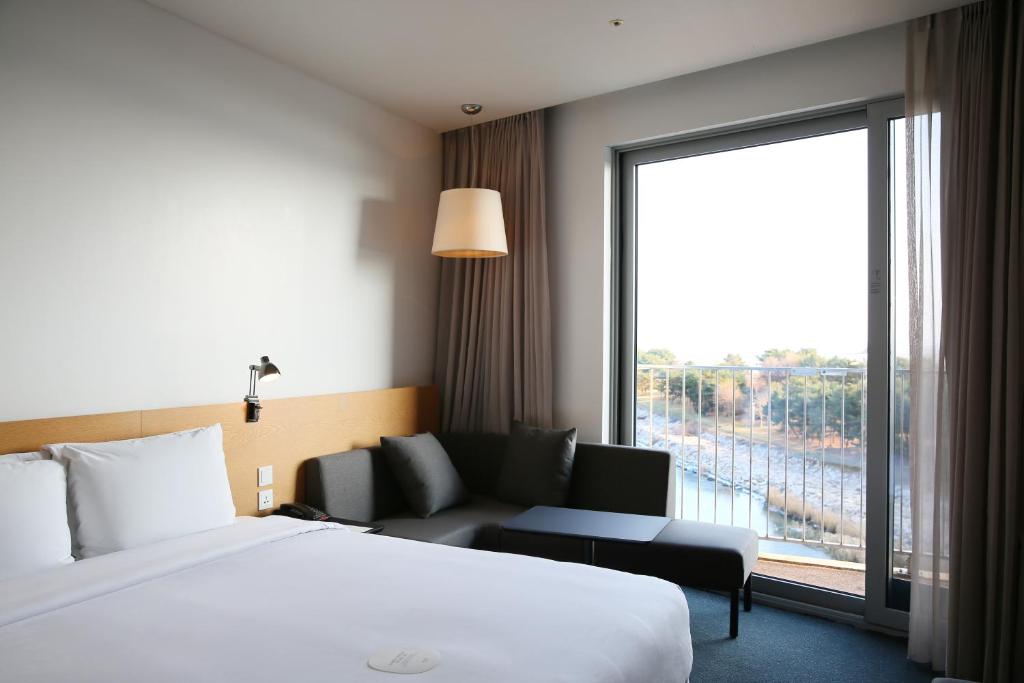 Postel nebo postele na pokoji v ubytování Nest Hotel Incheon