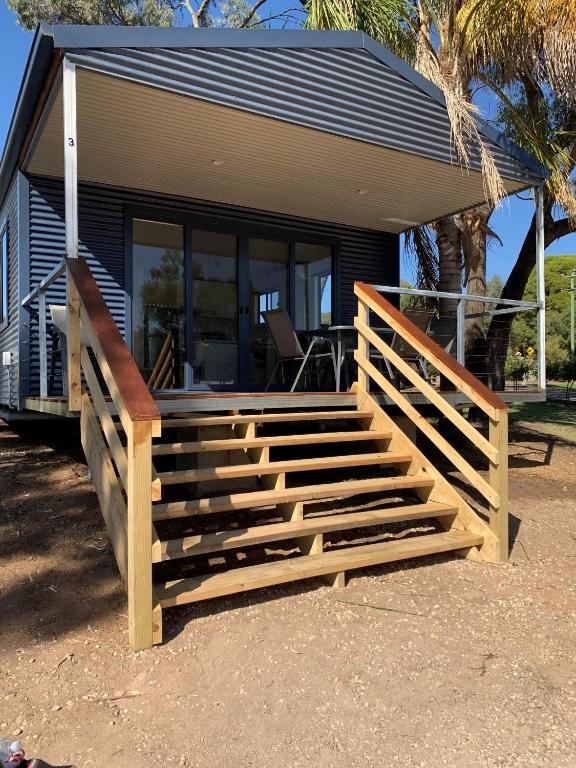 Robinvale Murray View Cabin的前面有木楼梯的房子