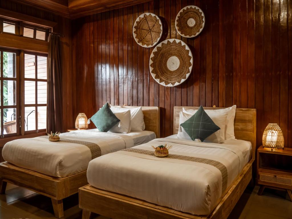 Postel nebo postele na pokoji v ubytování Tattva Ubud Retreat & Wellness