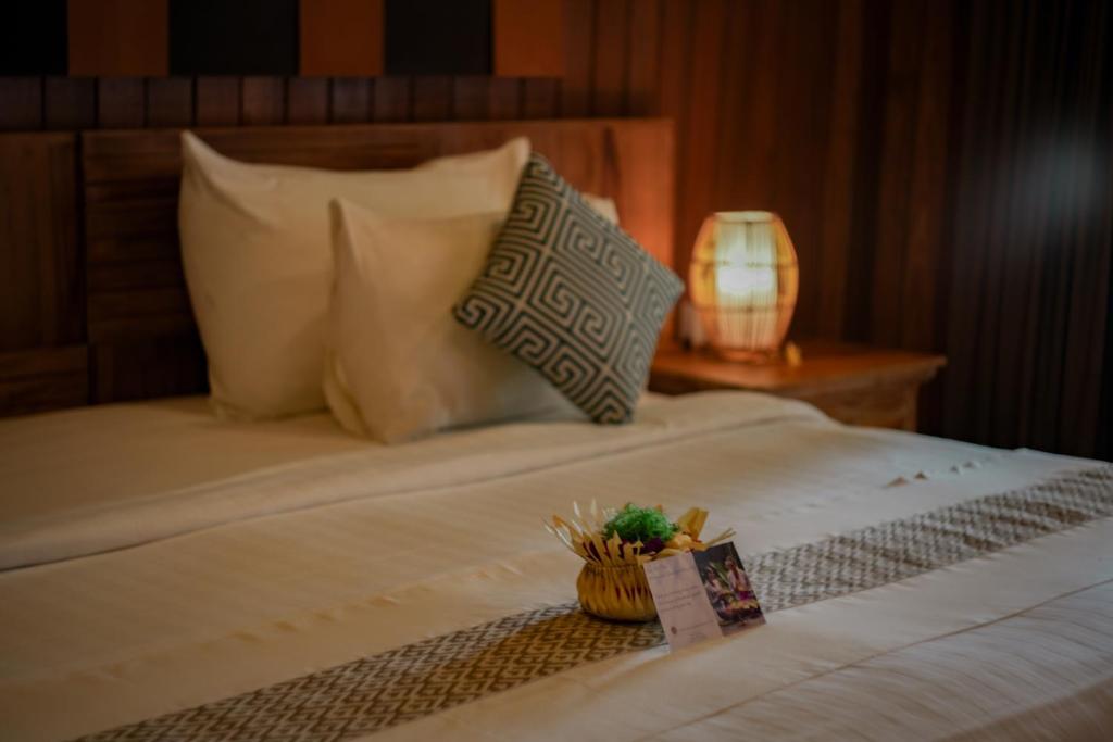 Postel nebo postele na pokoji v ubytování Tattva Ubud Retreat & Wellness