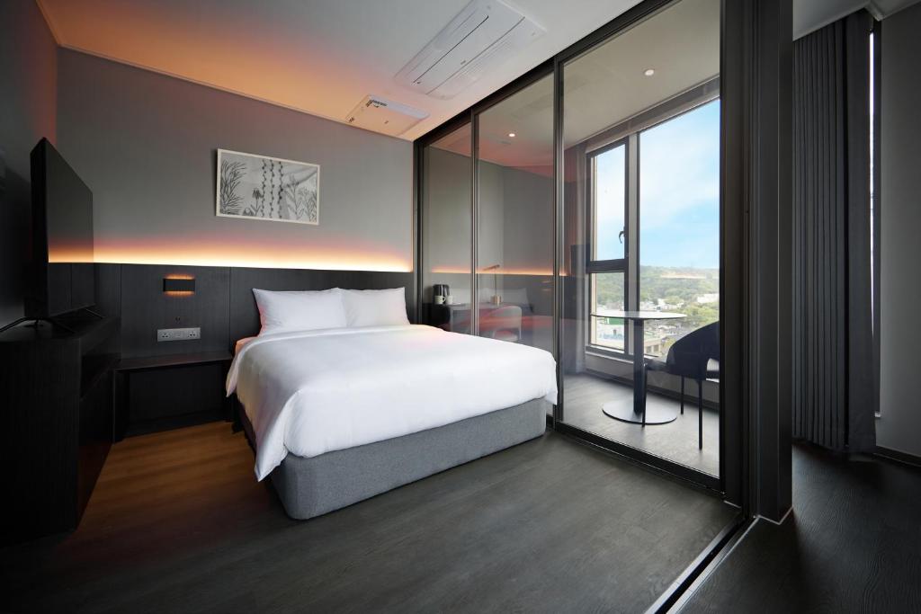 Postel nebo postele na pokoji v ubytování Homes Stay Myeongdong