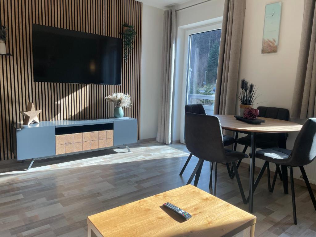 Televízia a/alebo spoločenská miestnosť v ubytovaní Haus Füsslmühle