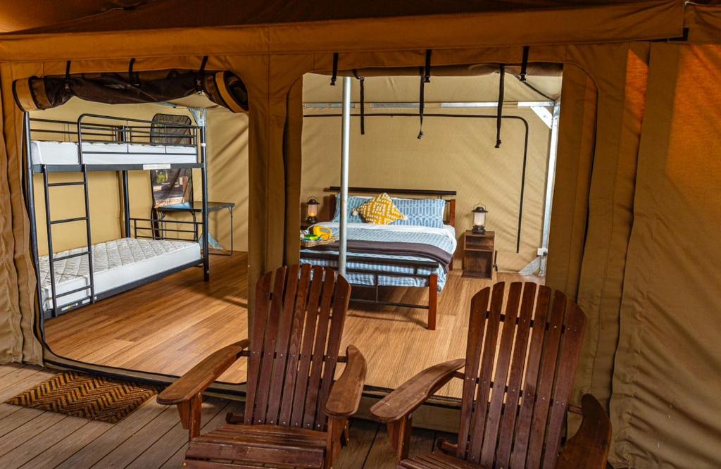 Posezení v ubytování Lake Brockman Tourist Park - Glamping Tent
