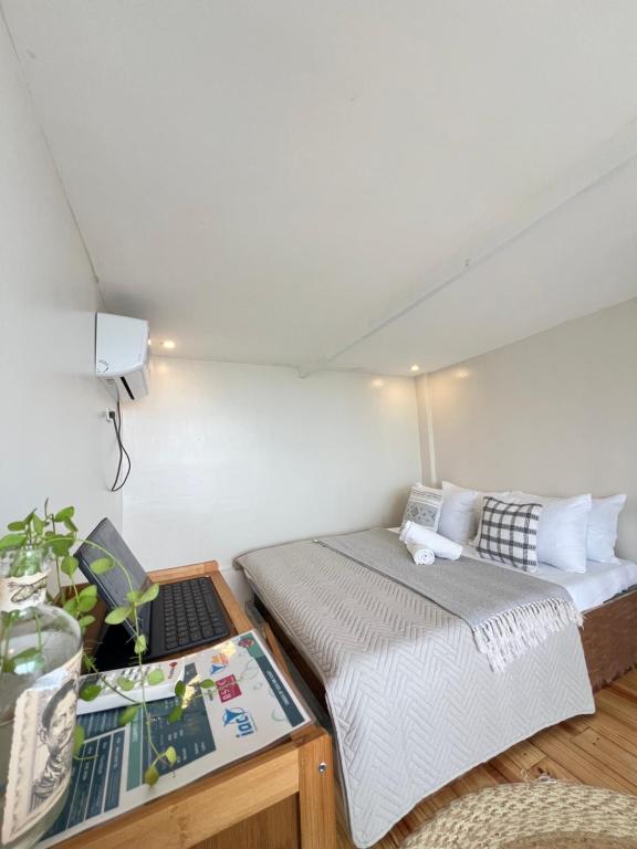 En eller flere senge i et værelse på Casa Aya Suites