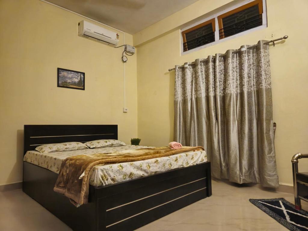 Postel nebo postele na pokoji v ubytování Reeha'r Aashray - 'A 1BHK personal home'
