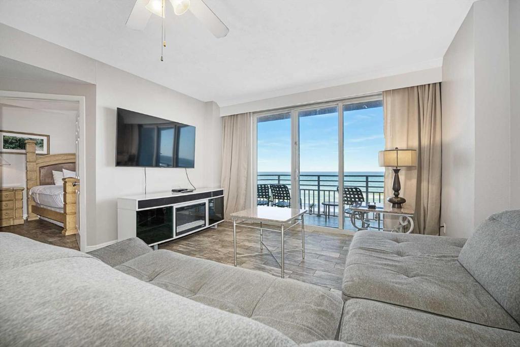 Et tv og/eller underholdning på Luxury 5th Floor 3 BR Condo Direct Oceanfront Wyndham Ocean Walk Resort Daytona Beach | 504