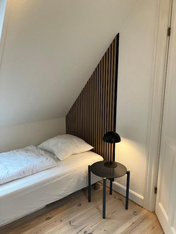 Postel nebo postele na pokoji v ubytování Charmerende byhus midt i Assens