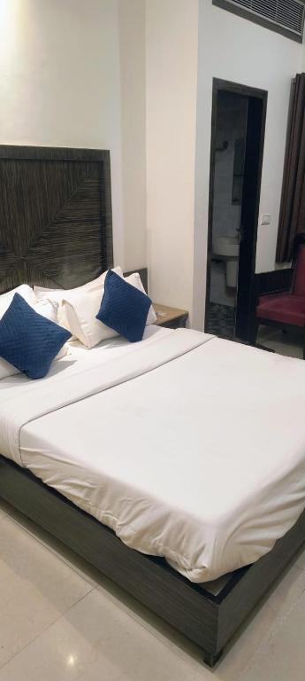 Postel nebo postele na pokoji v ubytování Hotel Paradise - New Delhi
