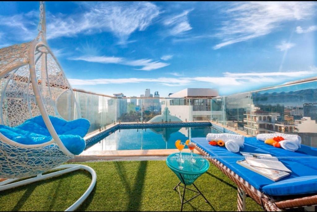 ニャチャンにあるAngel Hotelのバルコニー(ハンモック、スイミングプール付)