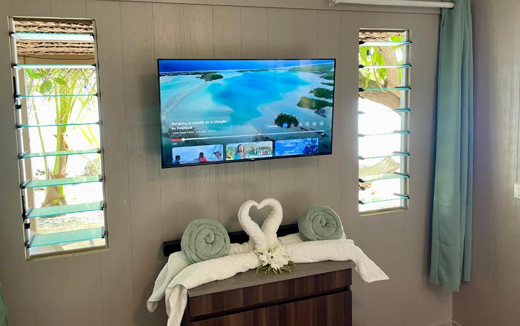 TV a/nebo společenská místnost v ubytování Rangiroa Tiny House