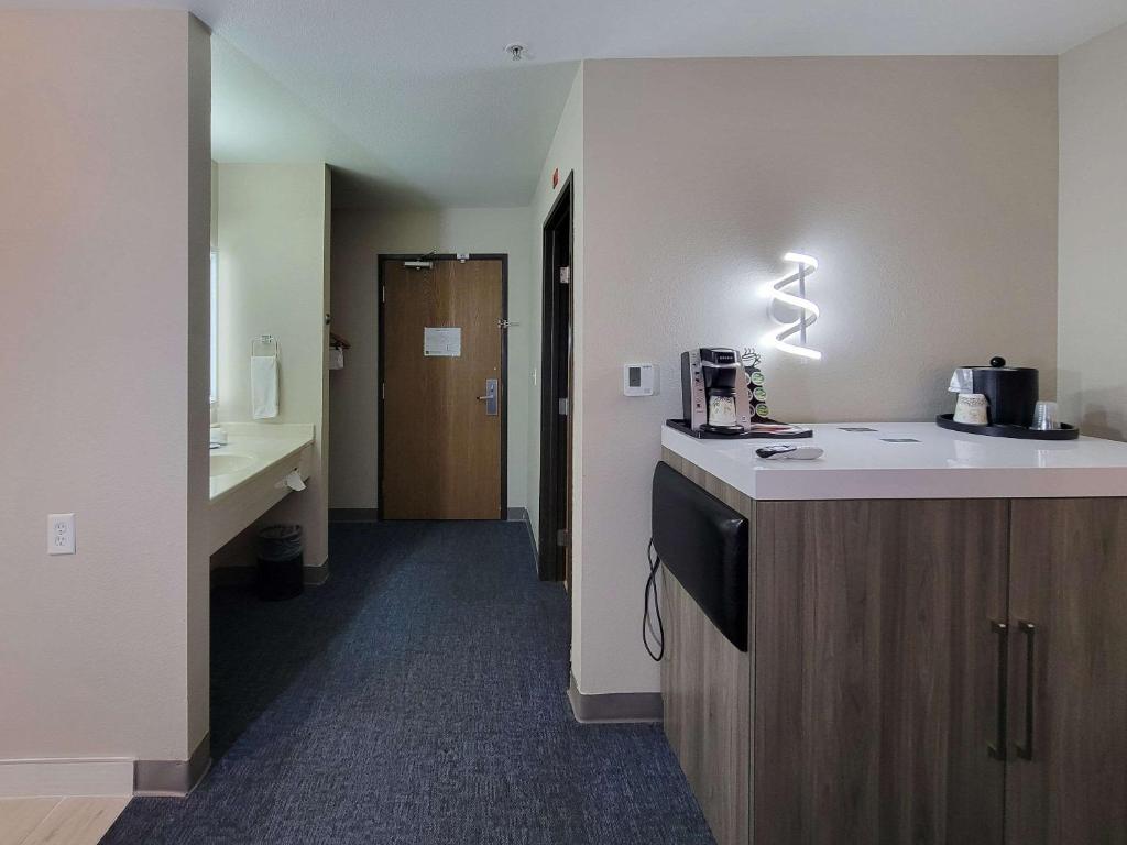 Kuchyň nebo kuchyňský kout v ubytování Quality Inn Port Orchard