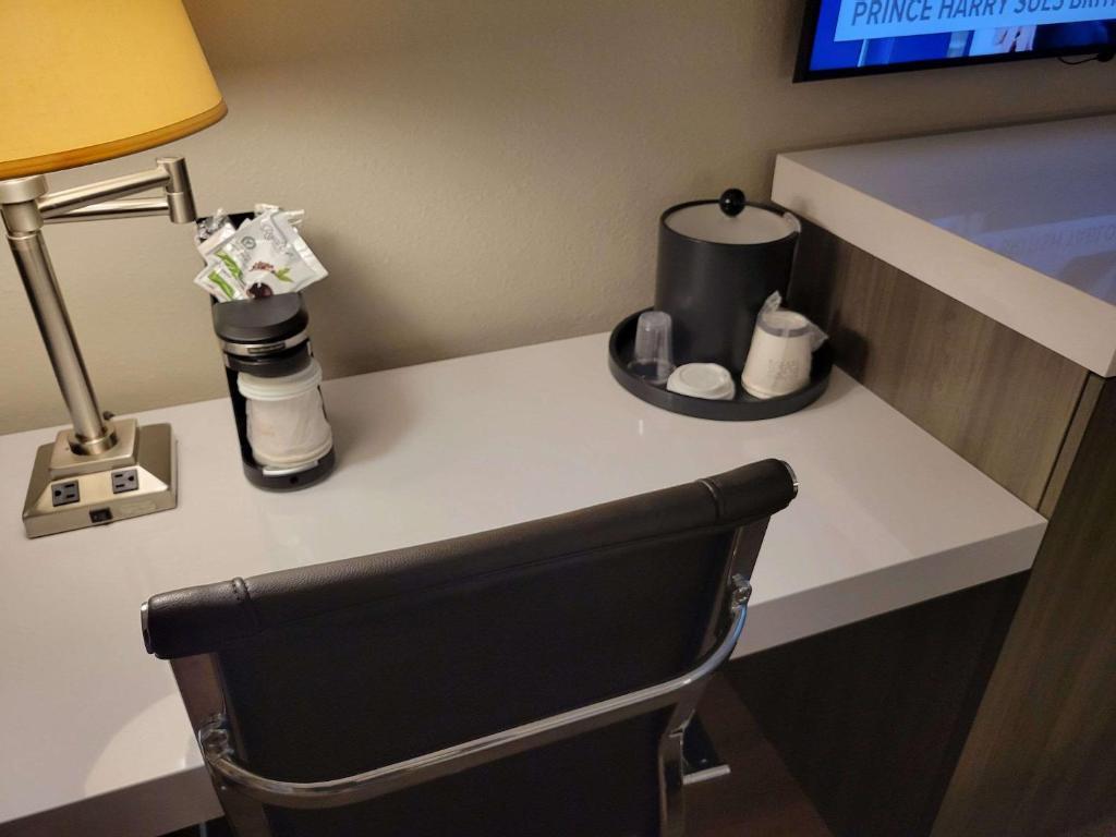 Příslušenství pro přípravu čaje a kávy v ubytování Quality Inn Port Orchard