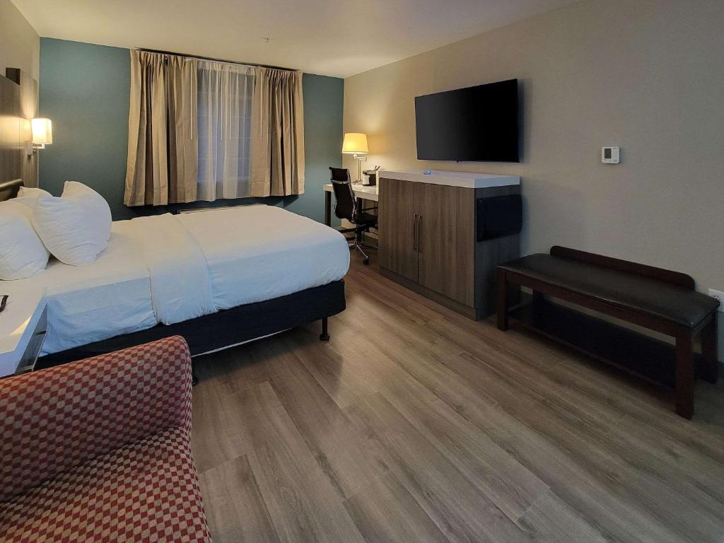 Postel nebo postele na pokoji v ubytování Quality Inn Port Orchard