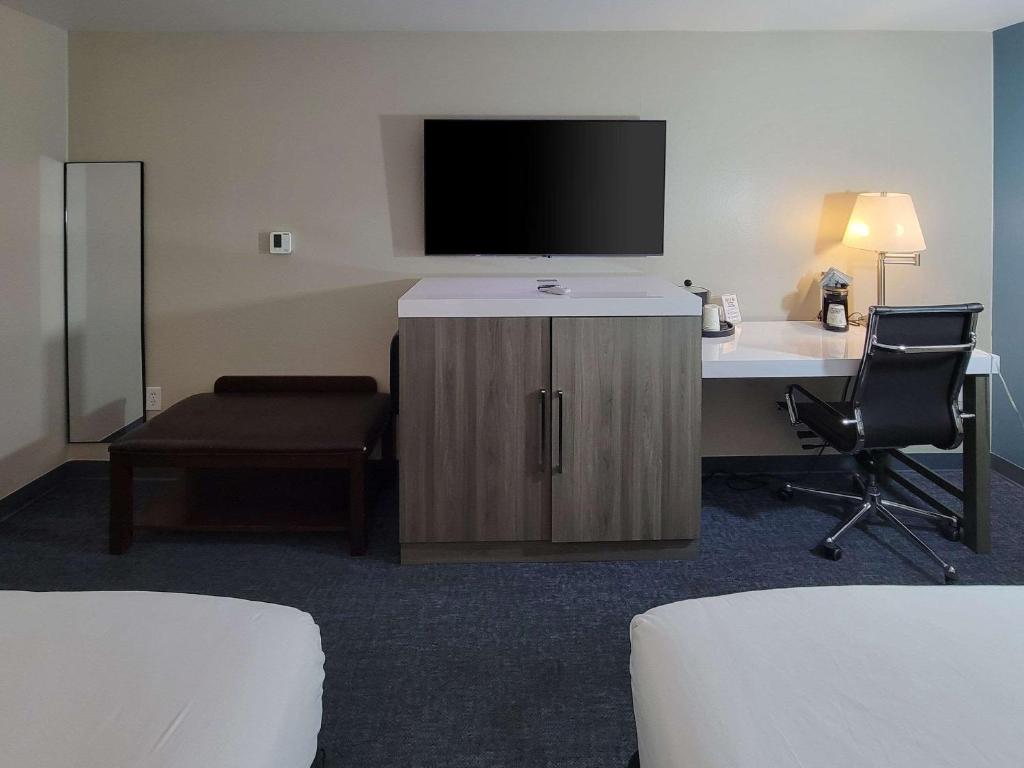 TV a/nebo společenská místnost v ubytování Quality Inn Port Orchard