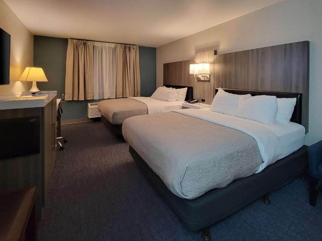 Postel nebo postele na pokoji v ubytování Quality Inn Port Orchard