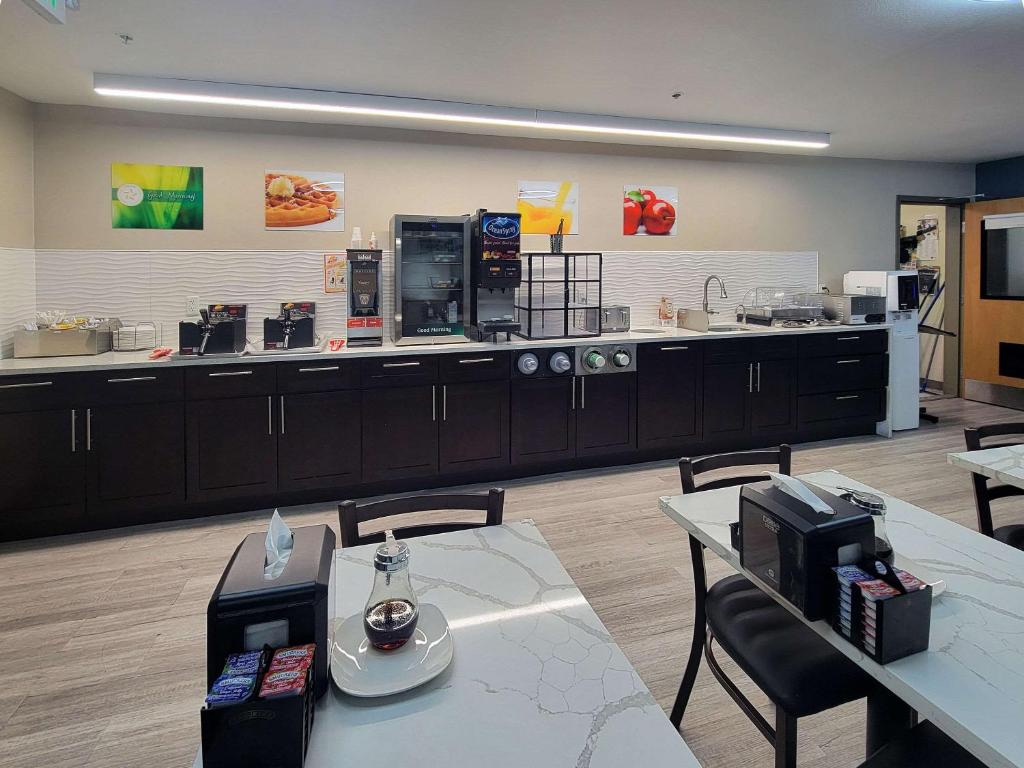 Příslušenství pro přípravu čaje a kávy v ubytování Quality Inn Port Orchard