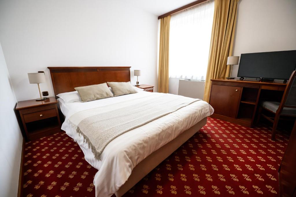 Postel nebo postele na pokoji v ubytování Hotel Zvezda