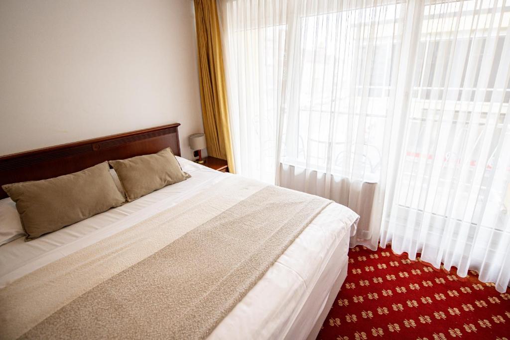 Postel nebo postele na pokoji v ubytování Hotel Zvezda