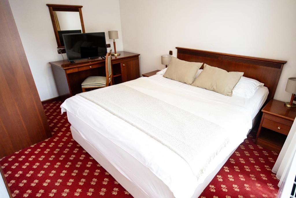 Postel nebo postele na pokoji v ubytování Hotel Zvezda