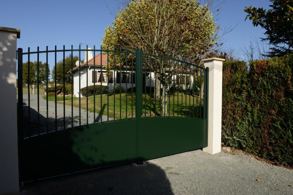 Saint-MesminにあるGîte Nolanの家の前の緑の門