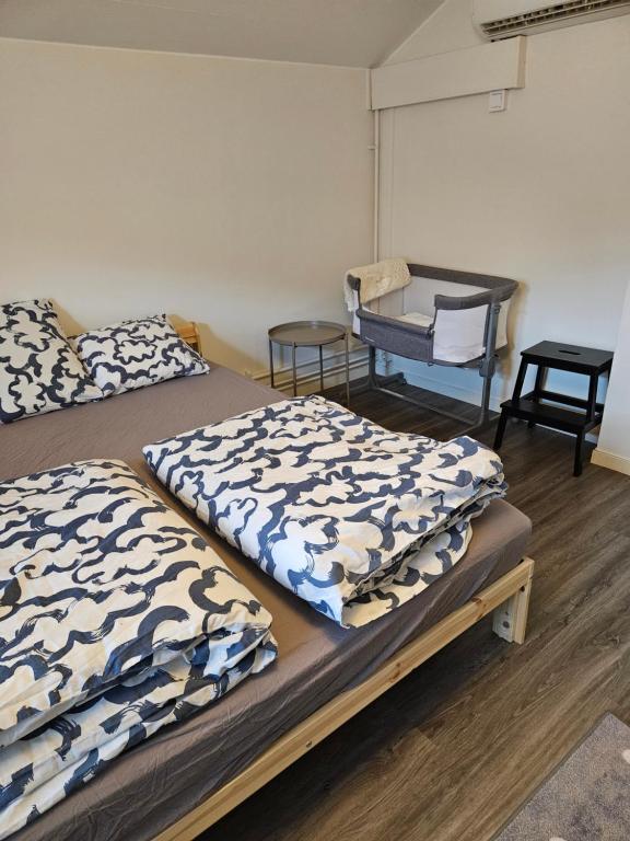 Postel nebo postele na pokoji v ubytování Toppmodern lägenhet i Västerås City