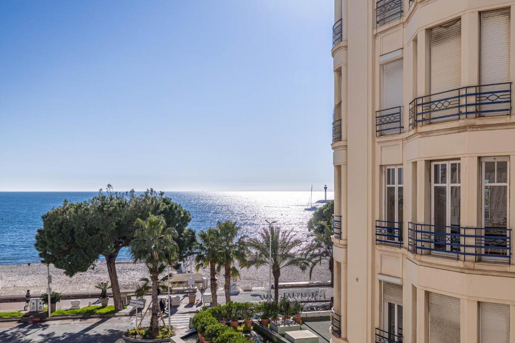 une vue sur l'océan depuis un immeuble dans l'établissement 29 ANDRE - Luxurious apartment 20m from beaches - Villa royale Croisette, à Cannes