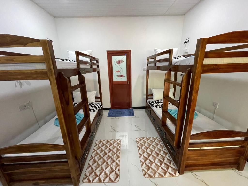 Postel nebo postele na pokoji v ubytování Sigiri Village Vibe Hostel