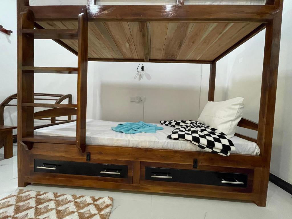 Postel nebo postele na pokoji v ubytování Sigiri Village Vibe Hostel