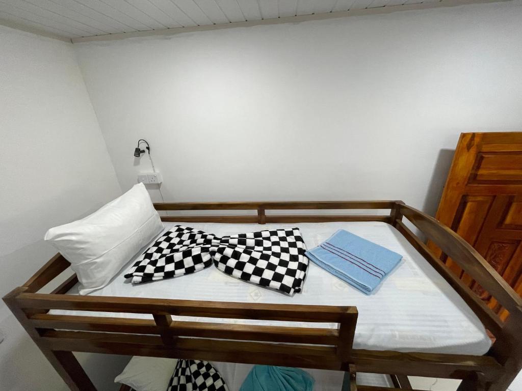 Postel nebo postele na pokoji v ubytování Sigiri Village Vibe Hostel