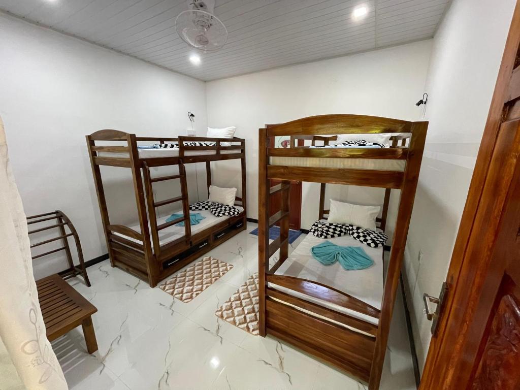 Postel nebo postele na pokoji v ubytování Sigiri Village Vibe Hostel