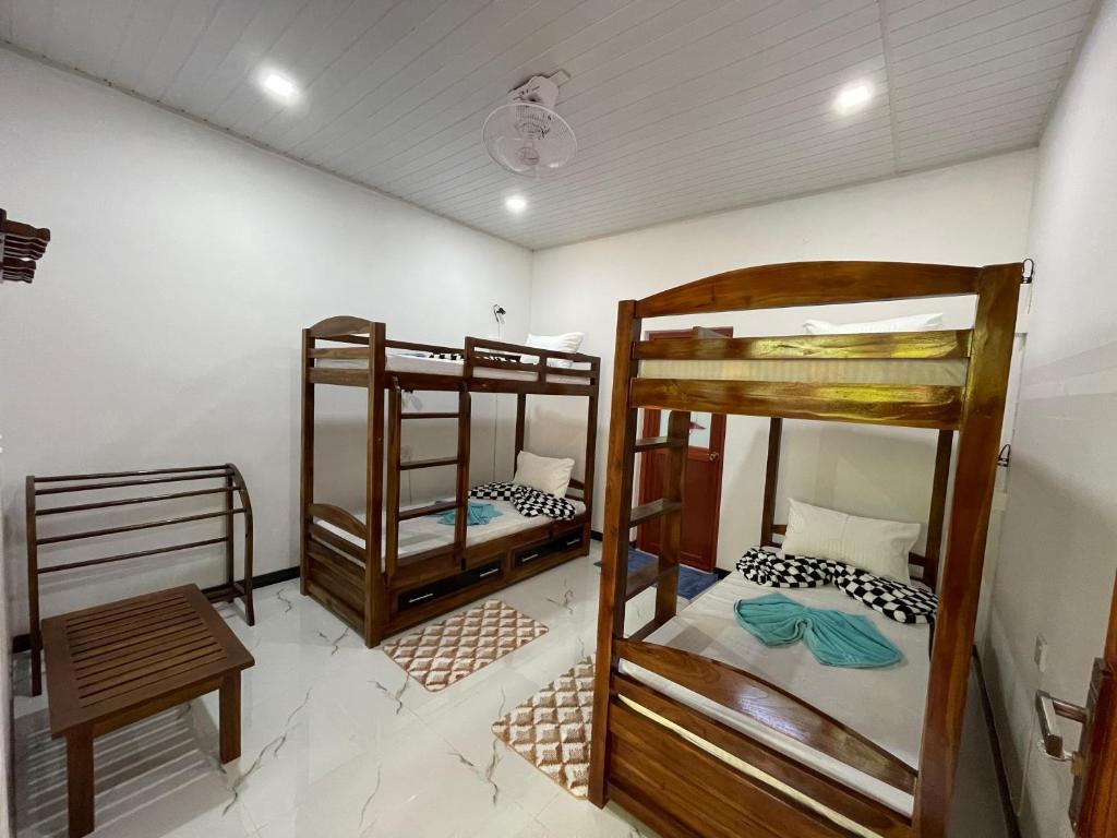 Postel nebo postele na pokoji v ubytování Sigiri Village Vibe Hostel