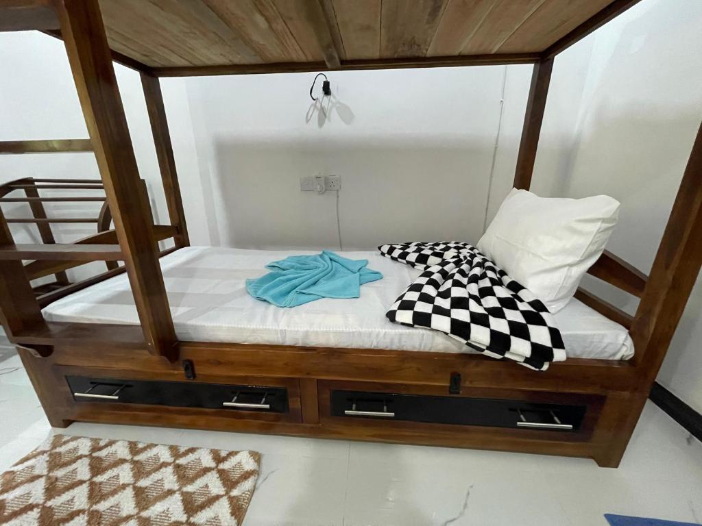 Postel nebo postele na pokoji v ubytování Sigiri Village Vibe Hostel