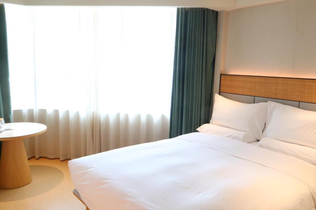 Postel nebo postele na pokoji v ubytování JI Hotel (Shanghai People's Square Middle Fujian Road)
