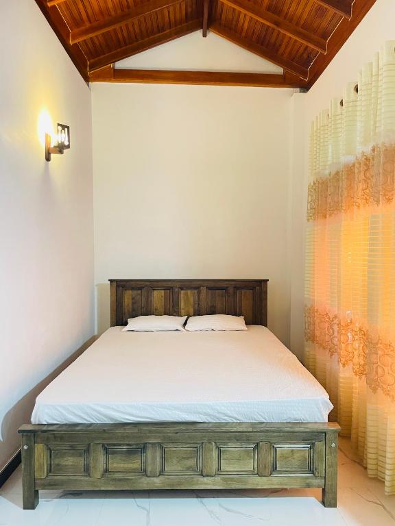 Postel nebo postele na pokoji v ubytování Dhinuka villa