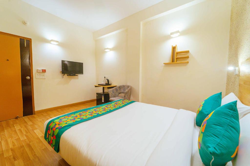 Postel nebo postele na pokoji v ubytování Treebo Ace Luxe