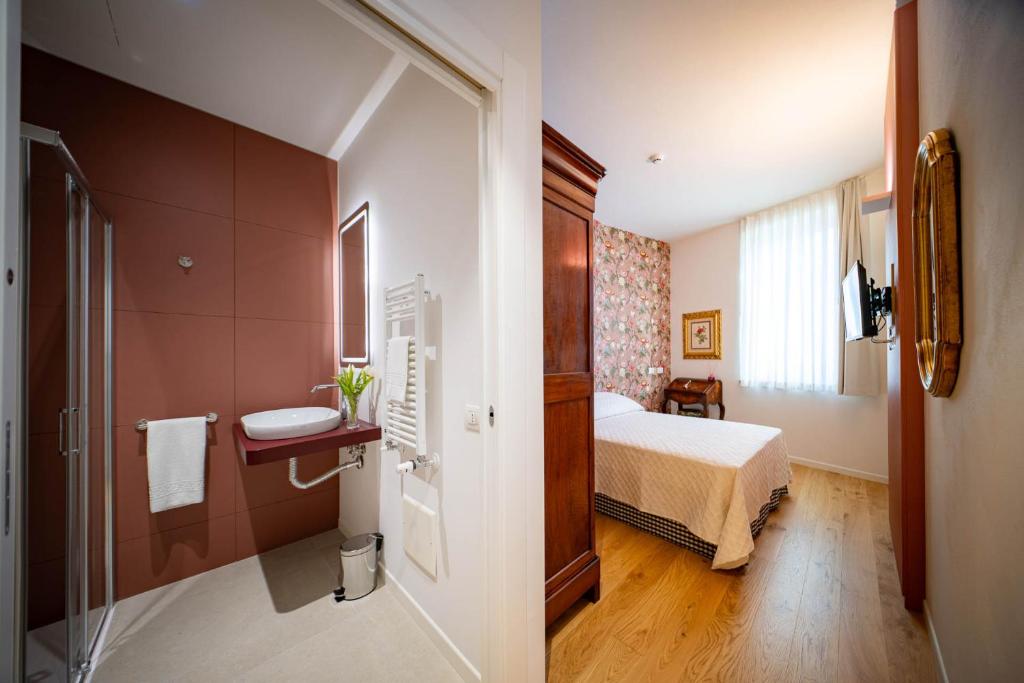 Postel nebo postele na pokoji v ubytování Albergo del Cuore