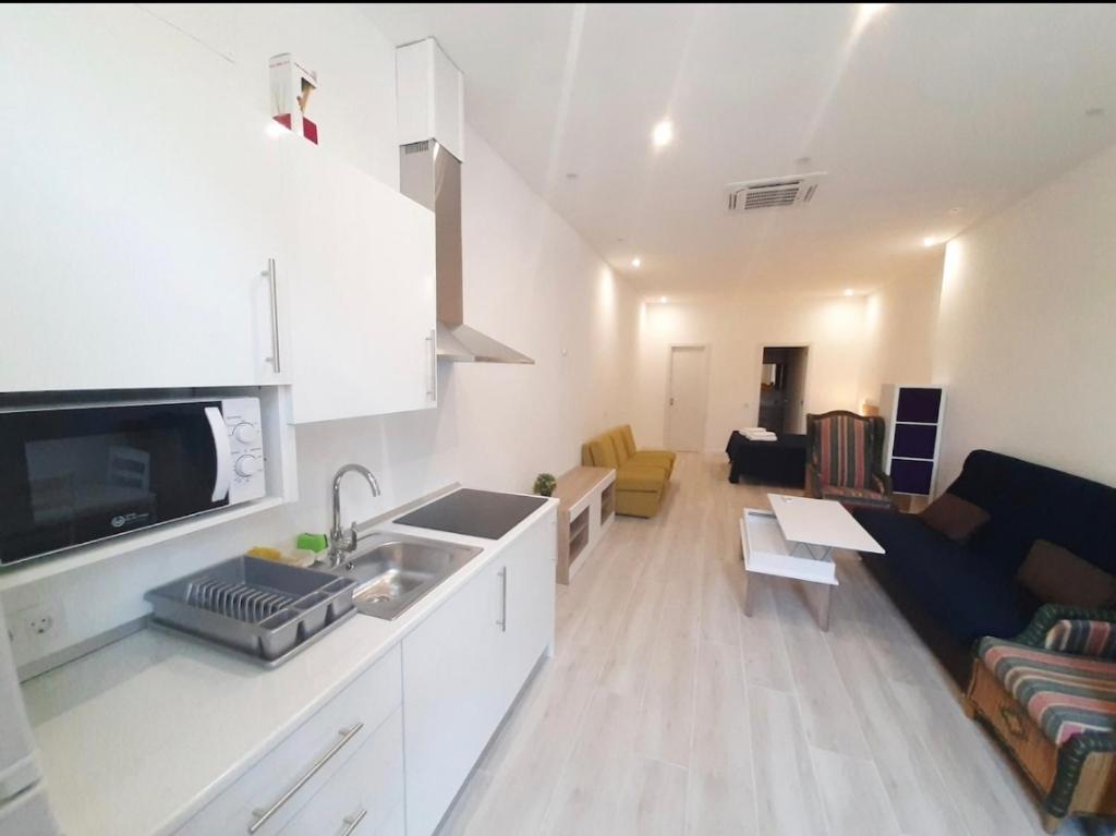 kuchnia ze zlewem i salon w obiekcie Apartamento VELARDE CENTER one w Maladze