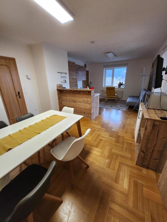 TV a/nebo společenská místnost v ubytování Ferienwohnung Reich