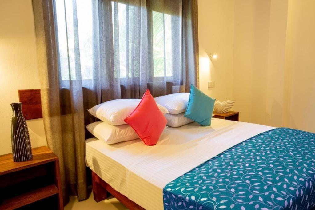 Postel nebo postele na pokoji v ubytování Thisara Villas