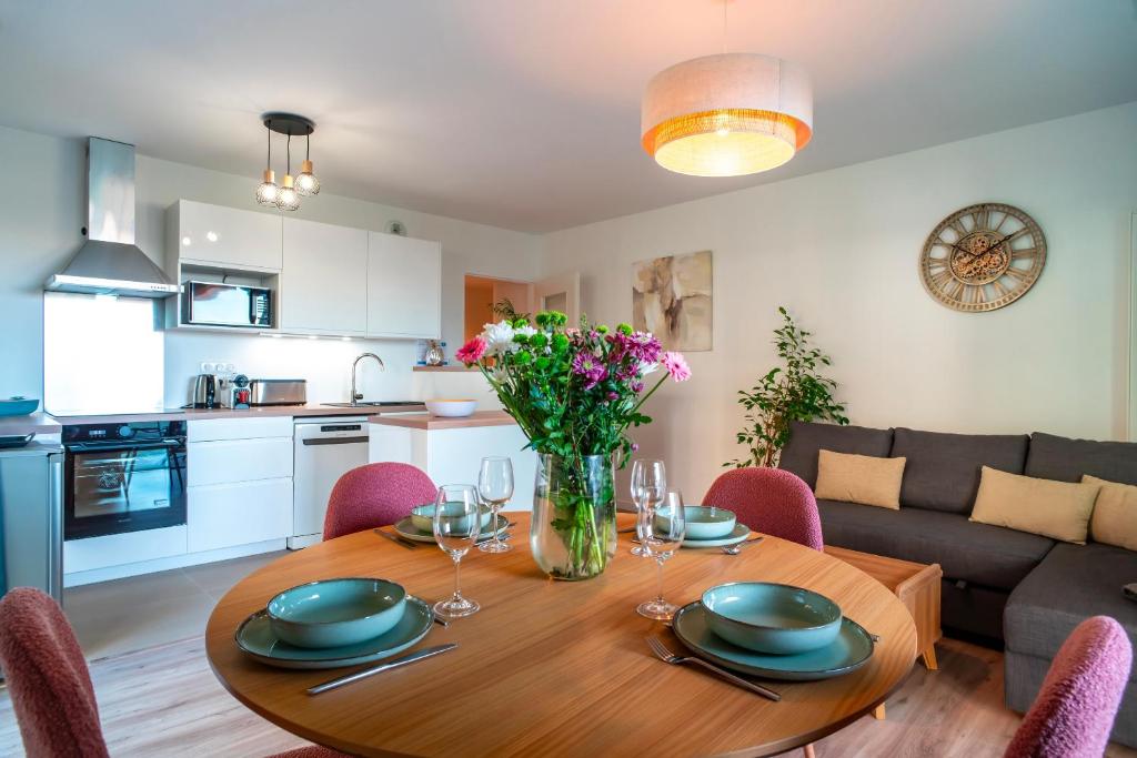 une cuisine et une salle à manger avec une table et des chaises en bois dans l'établissement Le Blue Dock - Port de Vannes, à Vannes