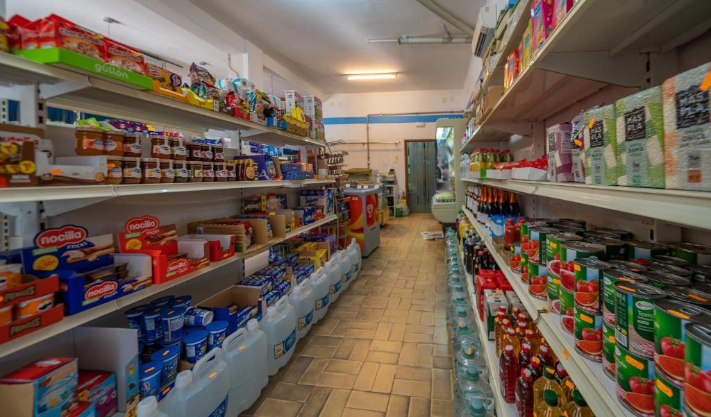 Supermarket nebo jiné obchody v  kempu nebo okolí